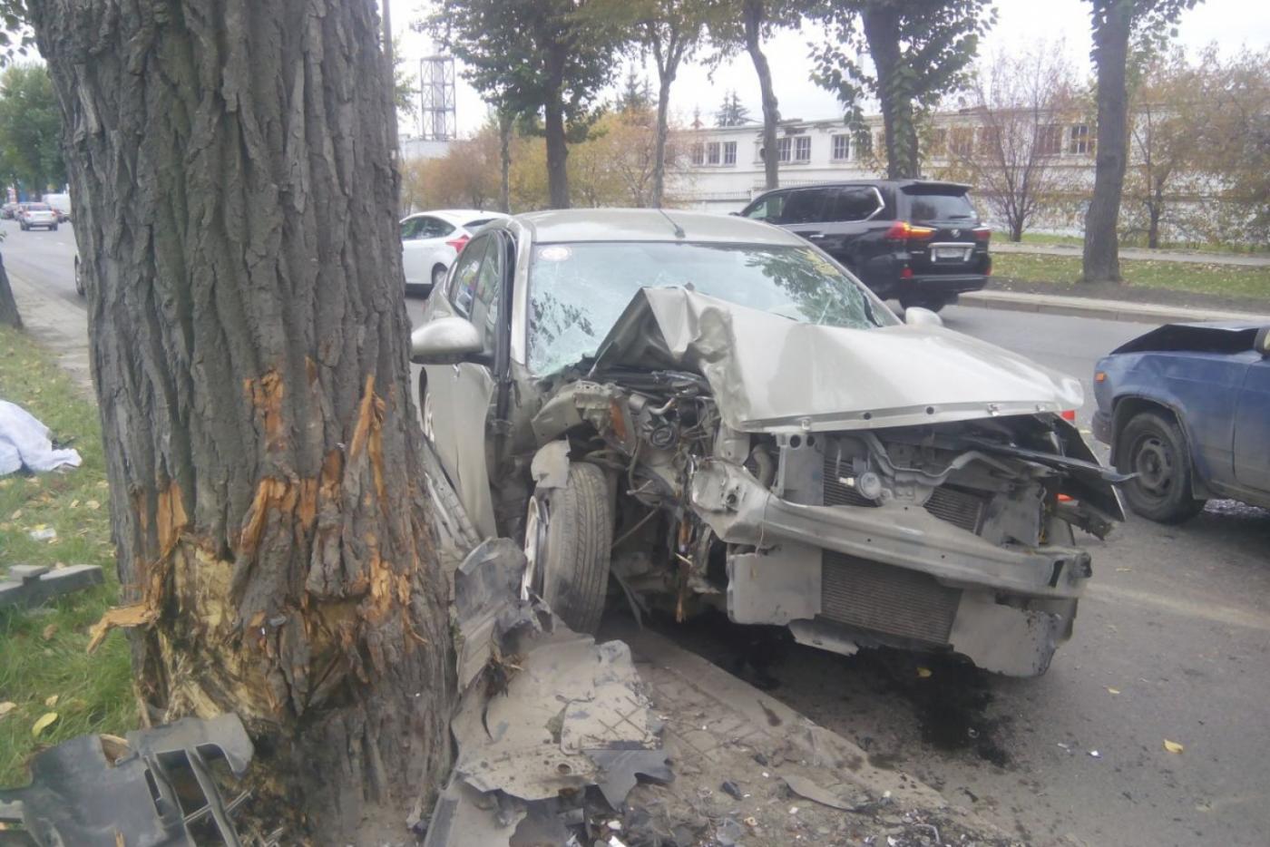 В страшном ДТП на проспекте Космонавтов погибла девушка. ФОТО - Фото 1