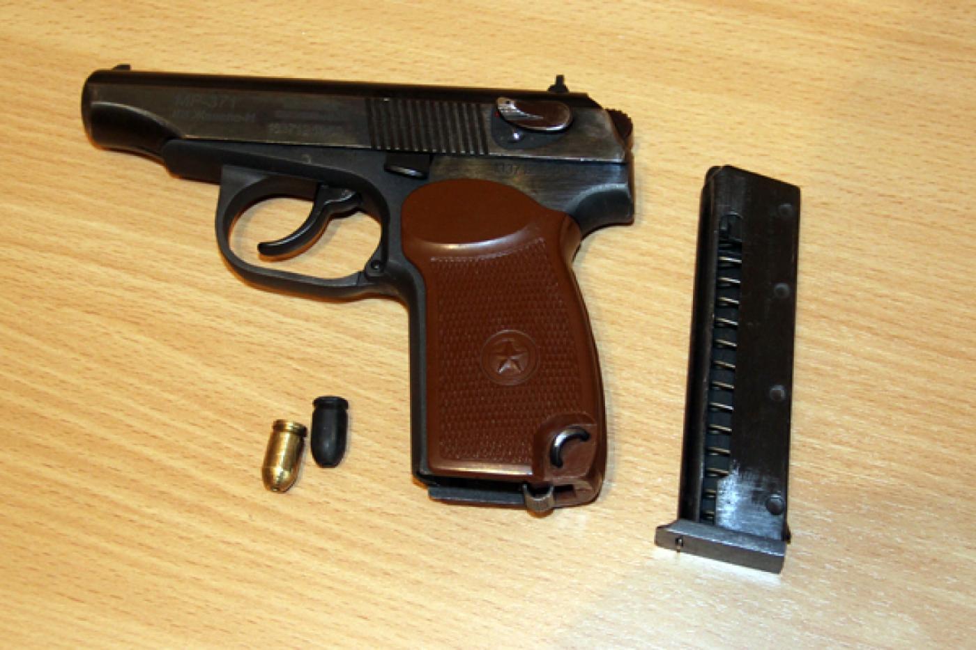 Житель Первоуральска устроил скандал в общежитии и угрожал полицейским пистолетом - Фото 1