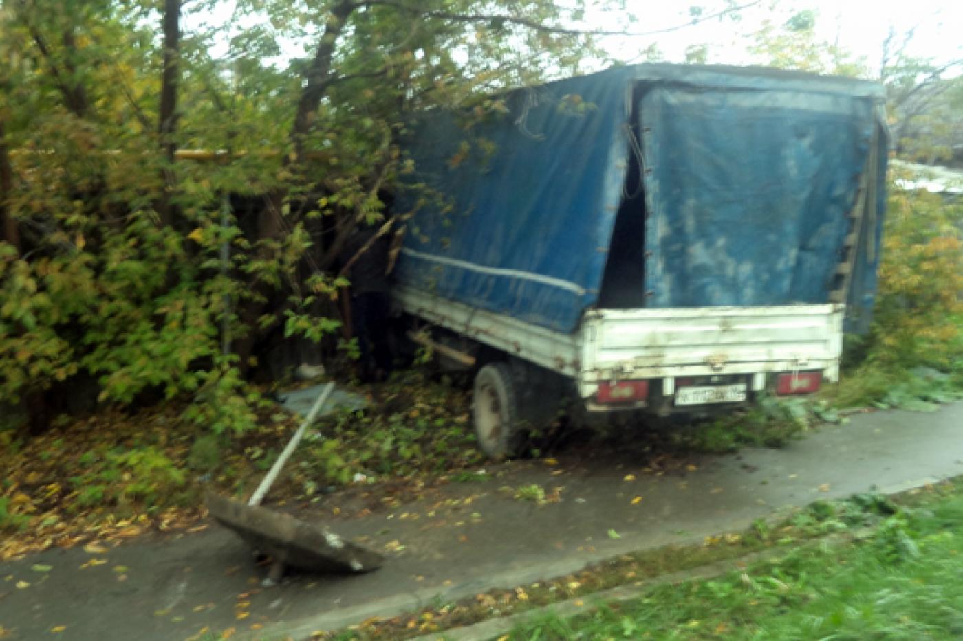 В Екатеринбурге ребенок попал под машину, перебегая дорогу в неположенном месте - Фото 1