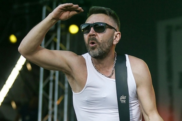 Сэлфи со Шнуром и бутылка Hennessy. На концерт «Ленинграда» в Екатеринбурге продают билет за полмиллиона