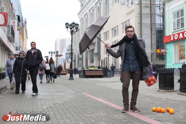 Арт-директор InTouch Cocktail Bar Михаил Андреев-Бородин: «Я люблю осень, потому что люди становятся ближе друг к другу». В Екатеринбурге прохладно и дождливо. ФОТО, ВИДЕО