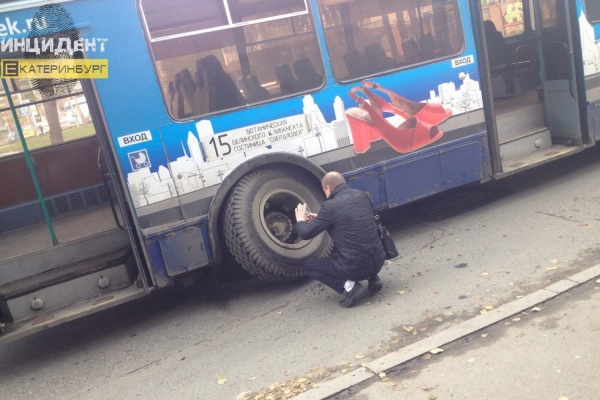 «Меня с ног сбило и оглушило». В Екатеринбурге у троллейбуса взорвалось колесо