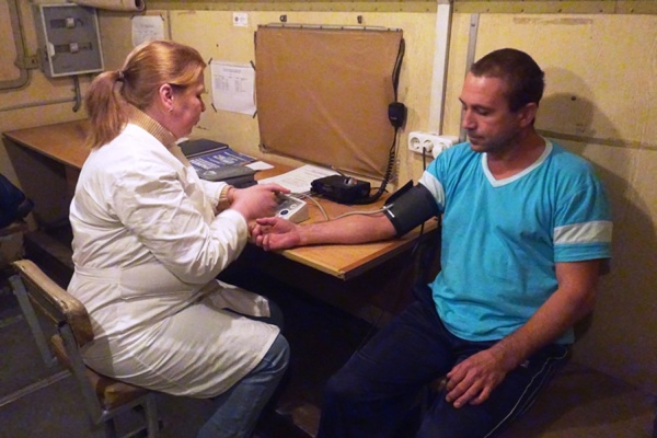 «Водитель, не спи за рулем!» На уральские автотрассы вместе с сотрудниками ГИБДД вышли медики