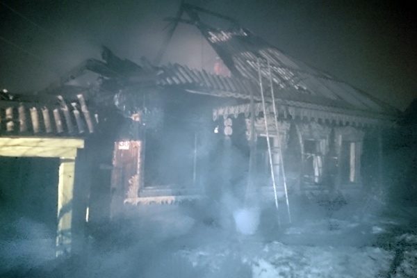 Трое детей и женщина получили травмы при пожаре в частном доме в Краснотурьинске - Фото 1