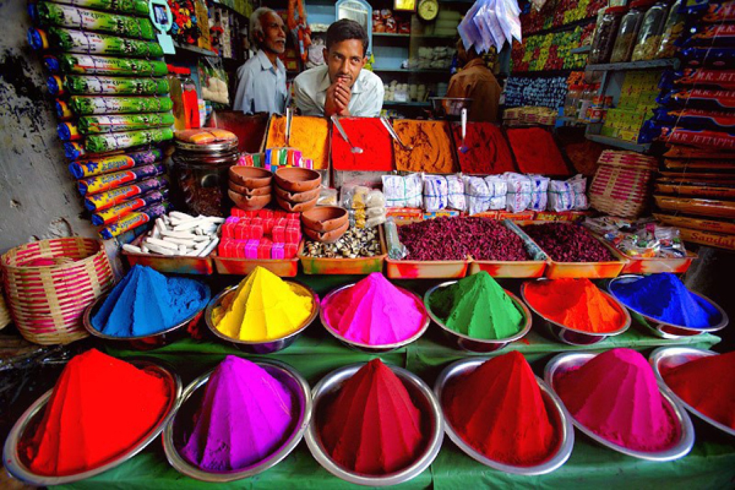 Какого цвета индия. Краски Холи Индия. Праздник красок Холи в Индии. Холи Индия праздник базар. Цвета Индии.