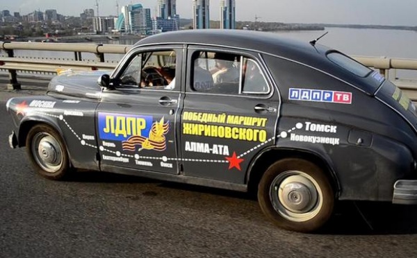 В Москву через Екатеринбург движется раритетный подарок Жириновскому - Фото 1