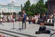 БГ дал традиционный уличный мини-концерт в центре Екатеринбурга. Дослушать выступление легенды Ройзману помешал Касьянов. ВИДЕО