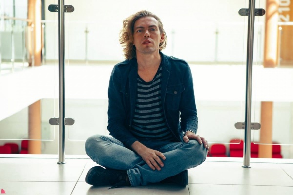 Певца из Екатеринбурга заставили петь на украинской границе - Фото 1