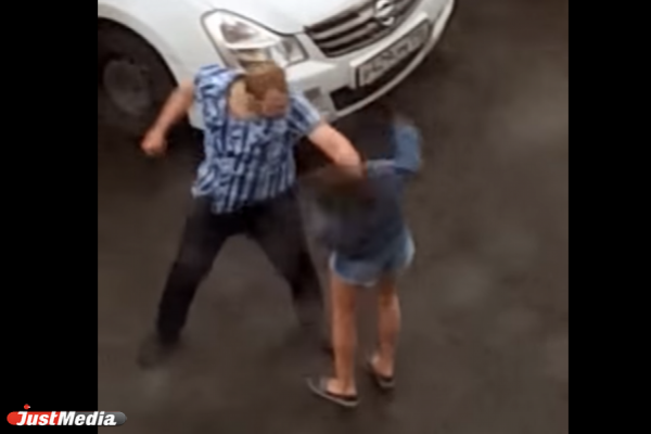 ЖЕСТЬ! Пьяный уральский мачо избил подругу на глазах у прохожих. ВИДЕО - Фото 1