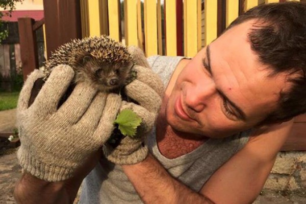 Эсер Лобов пиарится на уральских ежиках - Фото 1