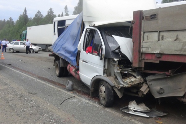 Подробности смертельного ДТП на трассе Пермь—Екатеринбург: три человека погибли на месте, один в тяжелом состоянии в больнице - Фото 1
