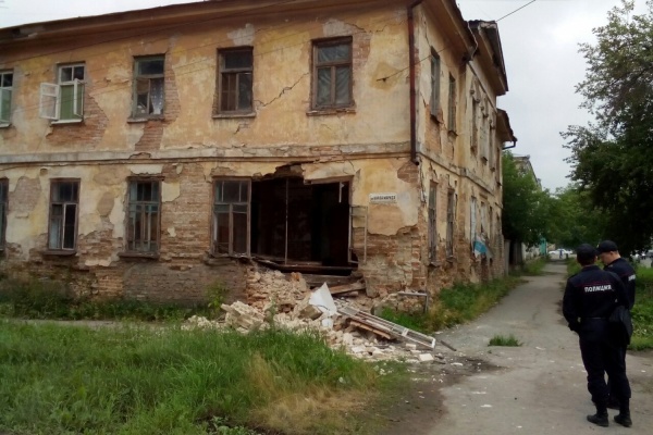После публикации JustMedia прокуратура потребовала от мэра Ирбита расселить жильцов рухнувшего дома - Фото 1