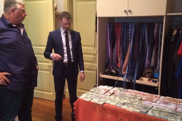 9,5 млн рублей, 490 тысяч долларов и 350 тысяч евро. ФСБ нашла в доме у главы Федеральной таможенной службы коробки с деньгами - Фото 1