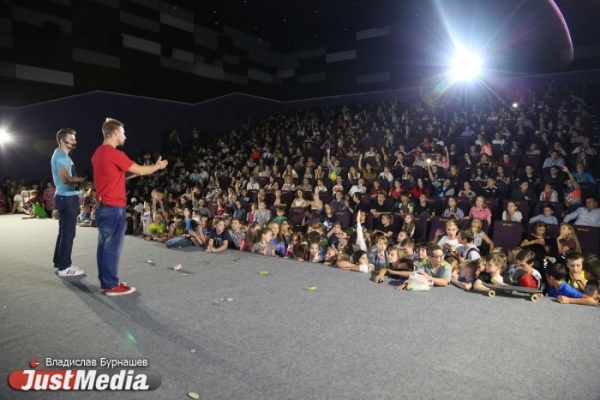 Топовые видеоблогеры покорили Екатеринбург: на встречу в Пассаж Синема пришла тысяча человек - Фото 1