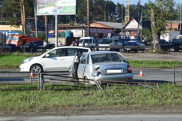 Четыре человека пострадали в ДТП на перекрестке Объездной дороги и Чусовского тракта - Фото 1