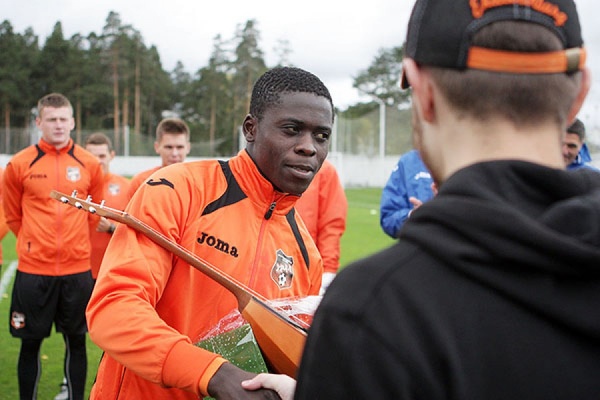 «Буду учиться играть!» Болельщики подарили нападающему «Урала» Чисамбе Лунгу балалайку - Фото 1