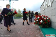 Наина Ельцина и Александр Якоб возложили цветы к памятнику первому президенту России