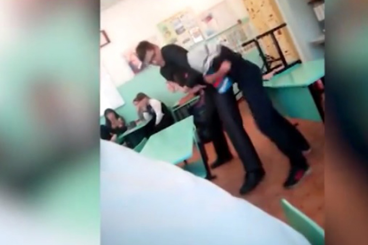 Жесткие школьники. Девушки подрались в школе. Драка в школе с учителем. Драка школьников за школой. Драки школьников в школе девочек.