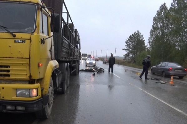 На Полевском тракте мопед влетел в большегруз - Фото 1