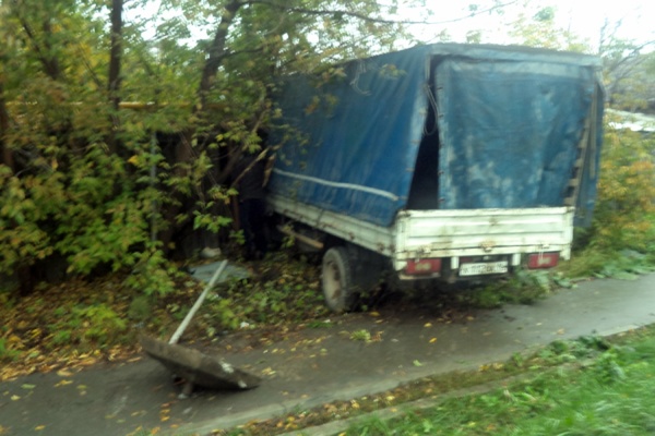 В Екатеринбурге ребенок попал под машину, перебегая дорогу в неположенном месте - Фото 1