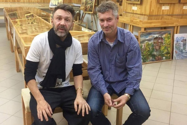 «Шнур в гости заходил. Серьезный, думающий парень». Лидер «Ленинграда» посетил музей Невьянской иконы в Екатеринбурге