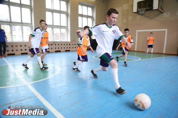 «Спортивная адаптация необходима детям». Фонд «Общество Малышева 73» подарил детским домам профессиональных тренеров