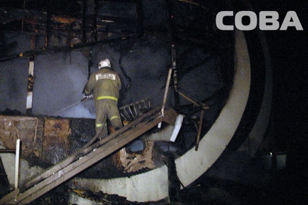 Уникальный дом в виде золотых колец сгорел в Березовском - Фото 1