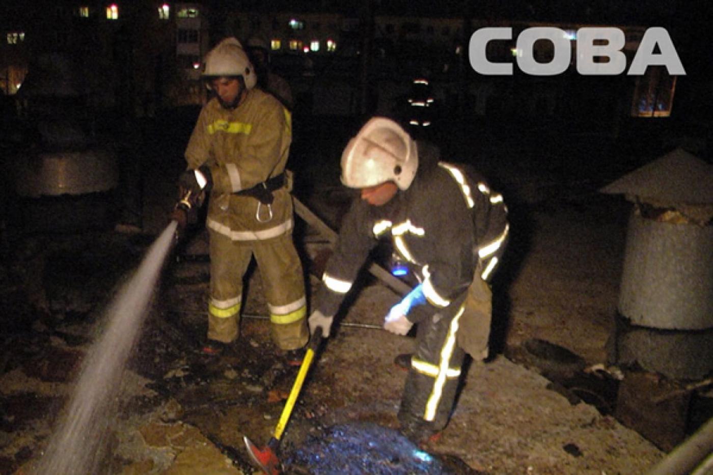 На Екатеринбургском хлебозаводе №2 при пожаре обрушилась кровля в производственном цехе - Фото 1