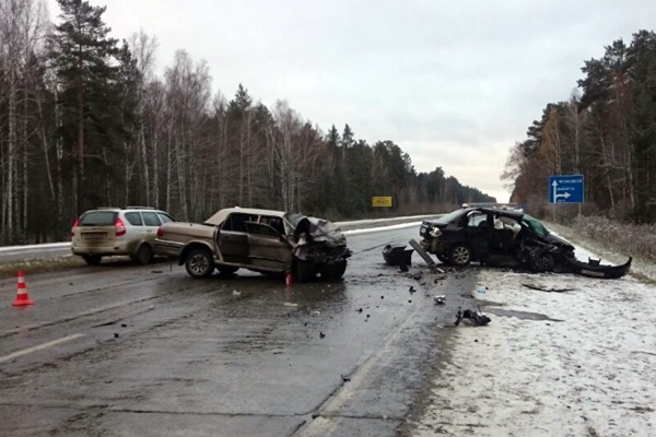 Два человека погибли в лобовом столкновении автомобилей на трассе М5 под Екатеринбургом