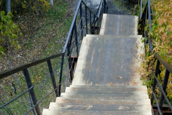 «Мужик сказал, мужик сделал!» Детский омбудсмен помог отремонтировать мостик, ведущий в школу