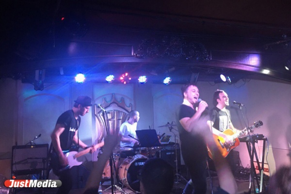 «Стояли на горе, мерзли и ели крабов». Группа «Марсу нужны любовники» порадовала екатеринбуржцев концертом и веселыми дальневосточными историями