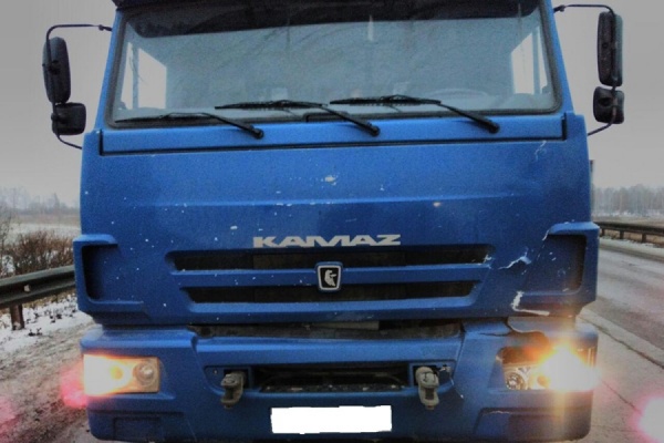 Увидел только темный силуэт… Под Нижними Сергами КАМАЗ сбил пешехода на автотрассе