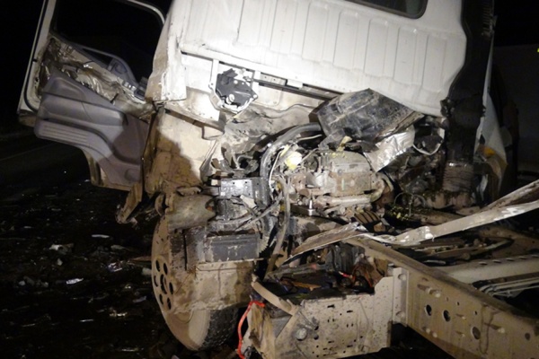 Людей из искореженных машин доставали спасатели. На ЕКАДе в столкновении трех автомобилей пострадали два водителя