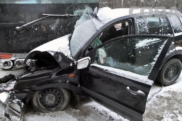 На Шарташе Ford въехал под автобус. Водитель погиб, подросток-пассажир покалечился. ФОТО