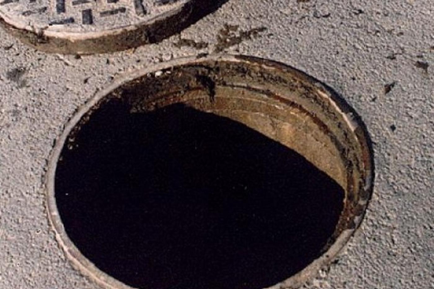 На Уралмаше из канализационного люка повалил пар - Фото 1