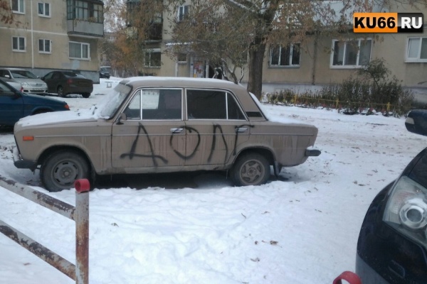 В Каменске-Уральском разбушевались коллекторы: расписали подъезды, лифты, автомобиль, обрезали кабель, разбили окно кирпичом. ФОТО