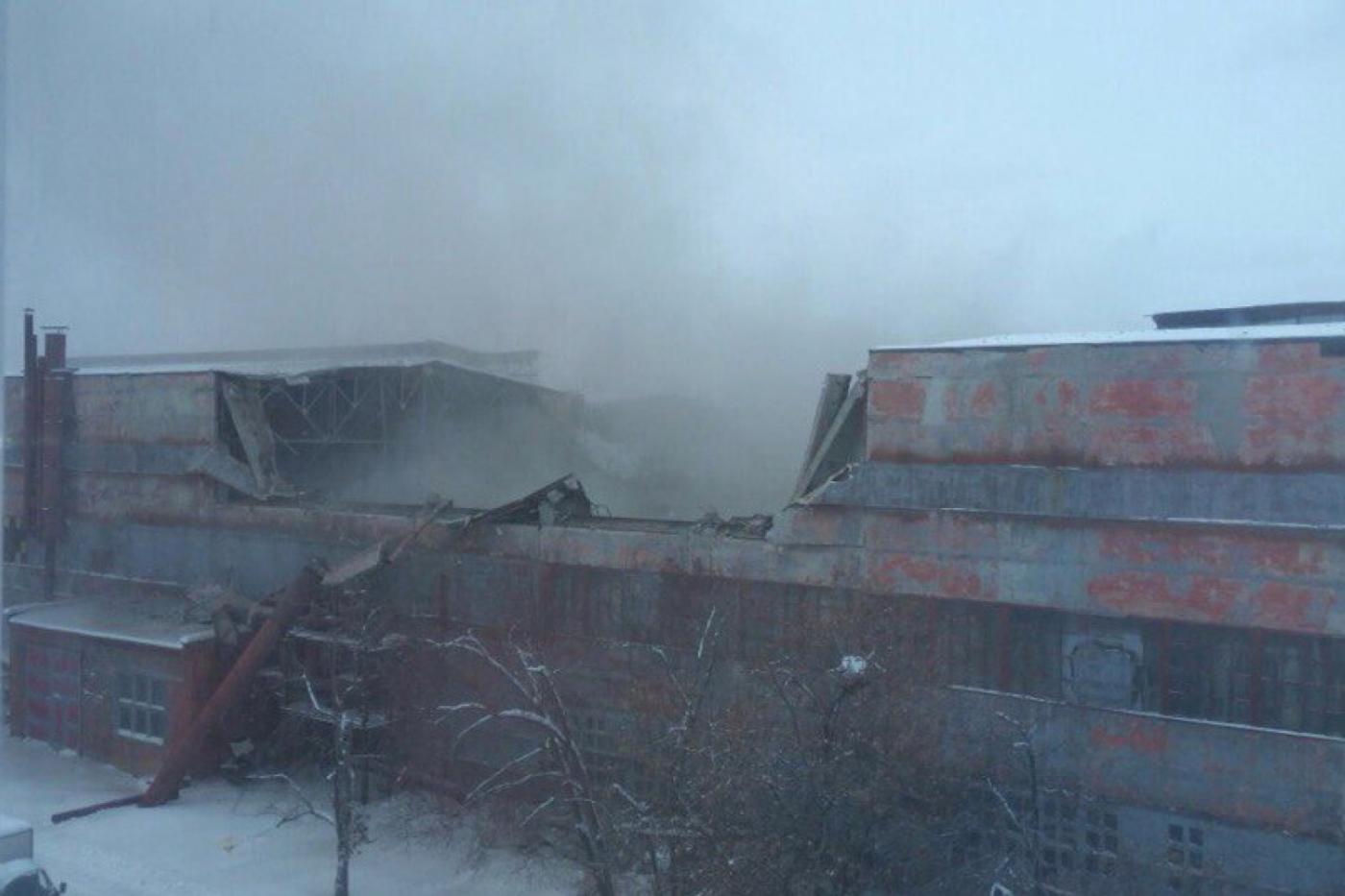 В цехе завода имени Калинина обрушилась крыша. Очевидцы: есть жертвы - Фото 1