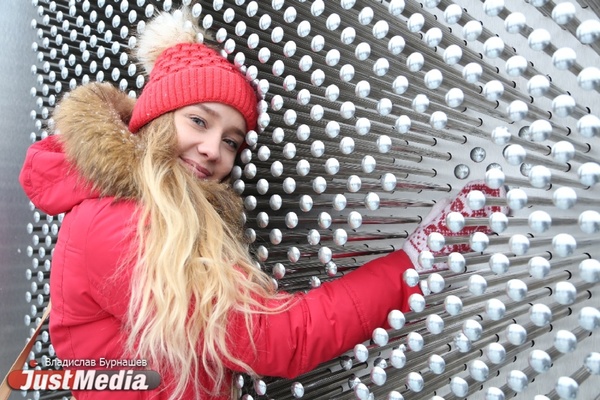 «Это отличное место для признания в любви». Жители Екатеринбурга начали выражать свои эмоции с помощью гигантской экспресс-скульптуры