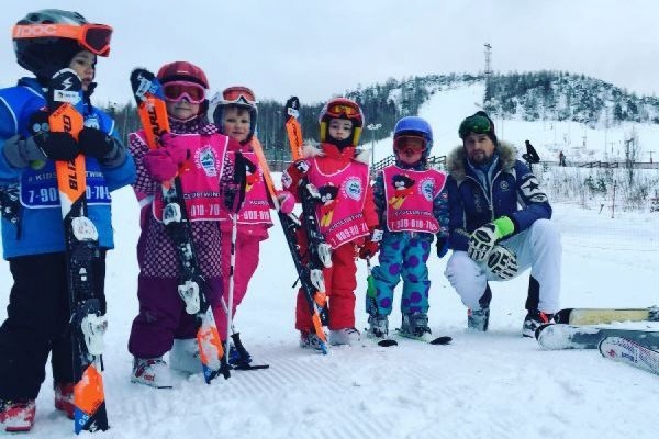 «Мы готовы вести ребенка до уровня сборной страны». На «Волчихе» идет набор детей в школы по горным лыжам и сноуборду