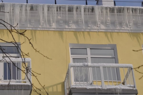 «Дети и взрослые рискуют жизнью». Дом в Кировграде «зарос» огромными сосульками