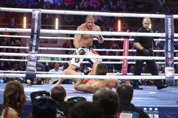 Голливудский сюжет! Уралец Иван Штырков победил легенду ММА «Бигфута» в интереснейшем поединке - Фото 1