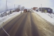 Авторегистратор заснял жуткое ДТП в Красноуфимске: КАМАЗ на полном ходу сбил и протащил по дороге девушку. ВИДЕО