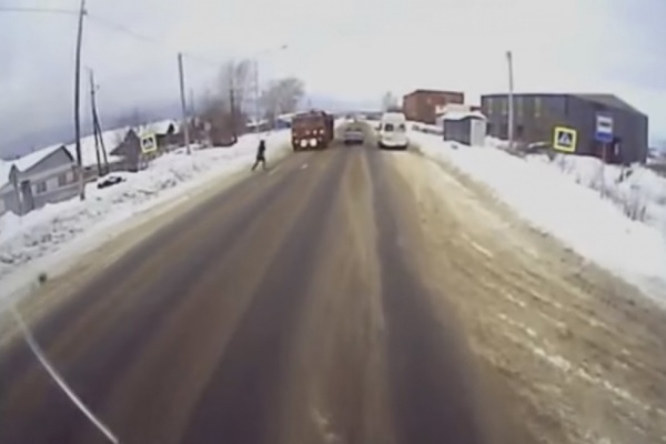 Авторегистратор заснял жуткое ДТП в Красноуфимске: КАМАЗ на полном ходу сбил и протащил по дороге девушку. ВИДЕО