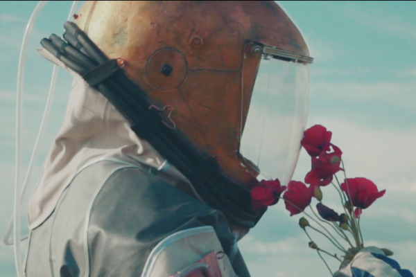 Уральские музыканты сняли космический клип в Крыму: вторгались в Долину духов и сражались на мечах на древнем кладбище. ВИДЕО