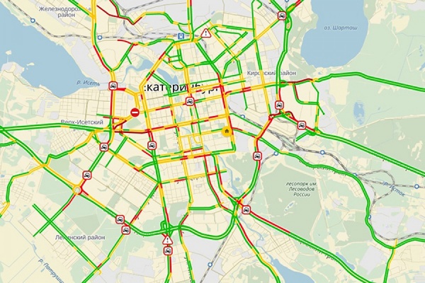 Утренний час пик кончился, а Екатеринбург продолжает стоять. В столице Среднего Урала – множество ДТП