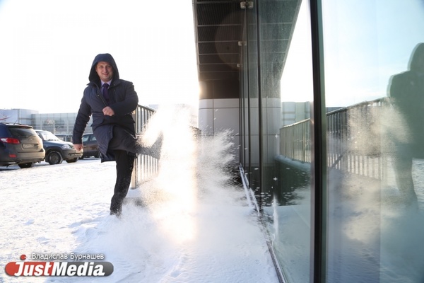 Виталий Хиль, логист: «Зима — это прекрасно. Можно закапывать детей в снег и гулять по лесу». В пятницу в Екатеринбурге -18, вечером снег. ФОТО и ВИДЕО