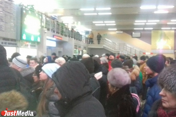 «Вставайте в жопу». На Южном автовокзале дикая давка, люди почти дерутся за место в очереди 