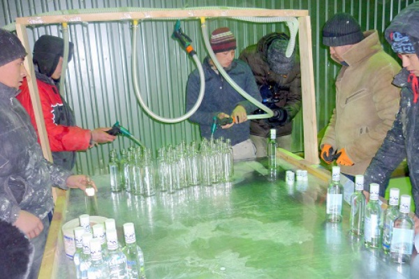 В Екатеринбурге на подпольном водочном цехе найдено 11 тысяч бутылок со спиртным. ФОТО