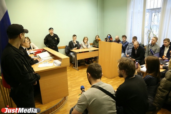 «На заднем сидении даже у Гелендвагена нет руля». Защита Карапетяна настаивает, что депутат не сидел за рулем машины