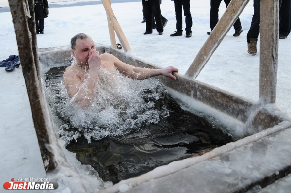 Более 50 тысяч свердловчан окунулись в крещенские купели